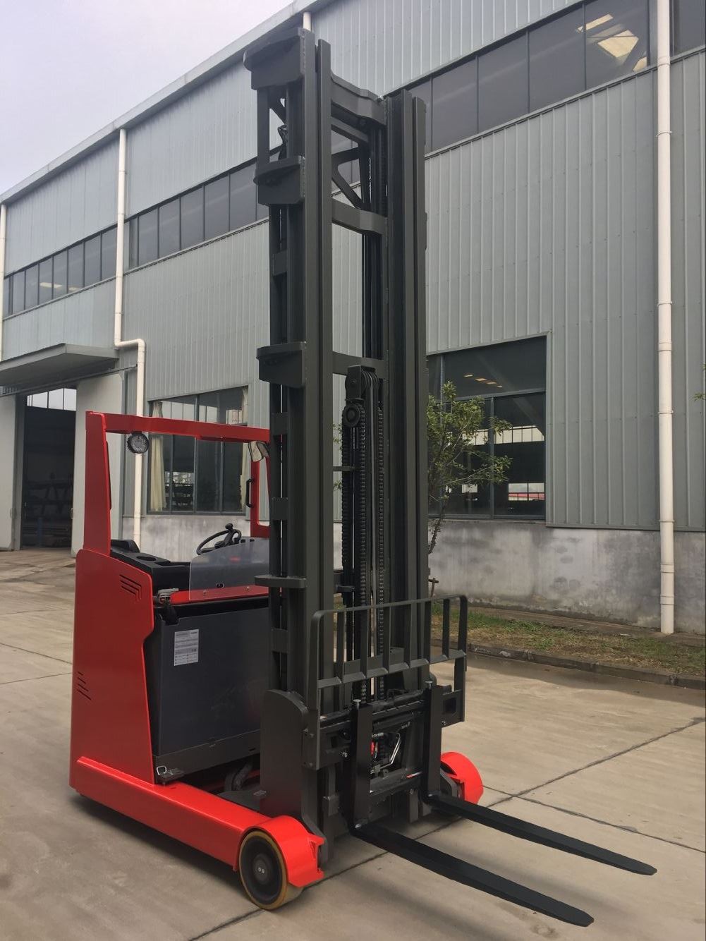 2t 9m seated reach truck